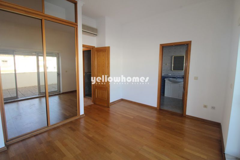 Espaçoso apartamento penthouse T3 Duplex com vista mar em Albufeira